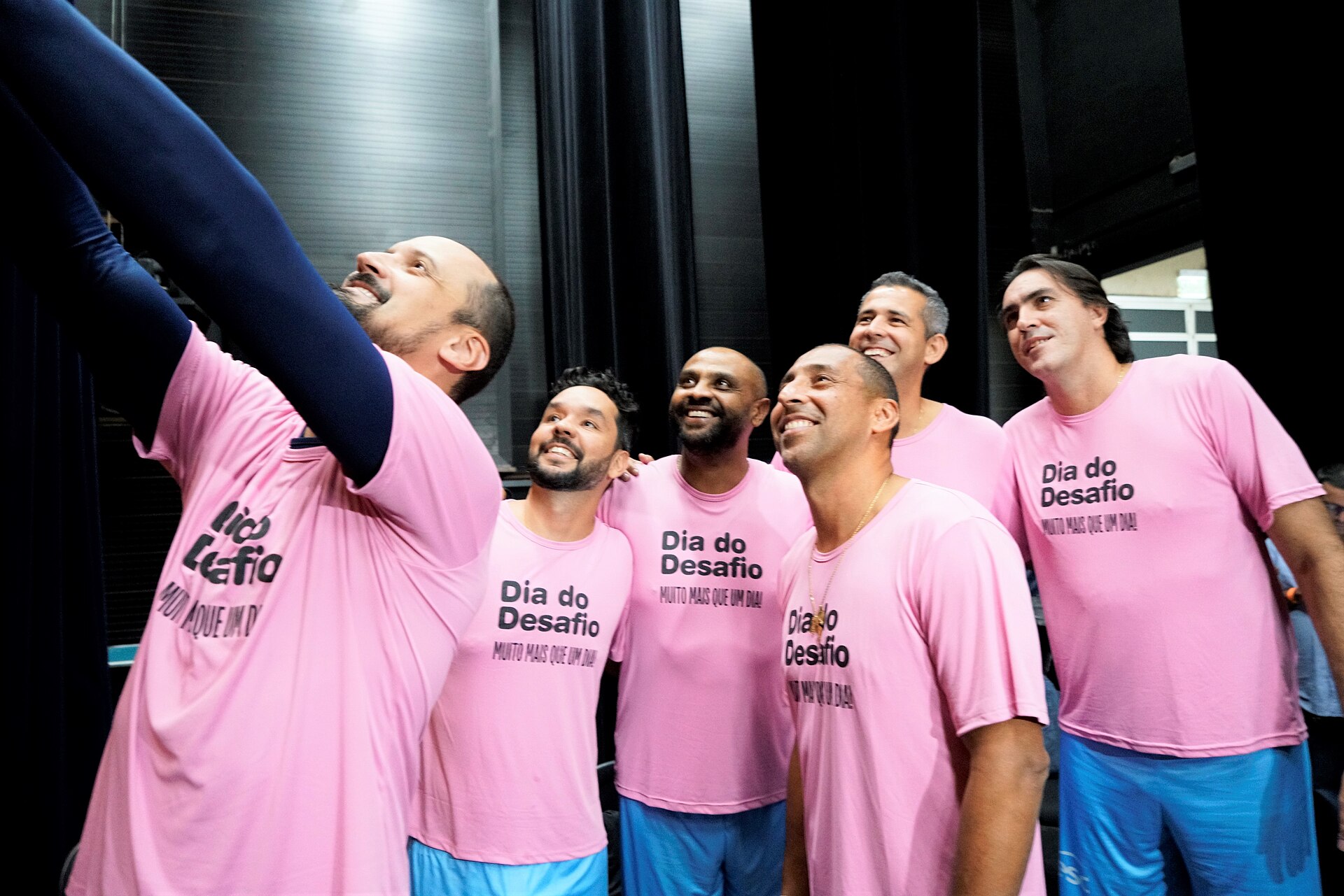 Dante e ex-atletas da seleção posando para uma selfie