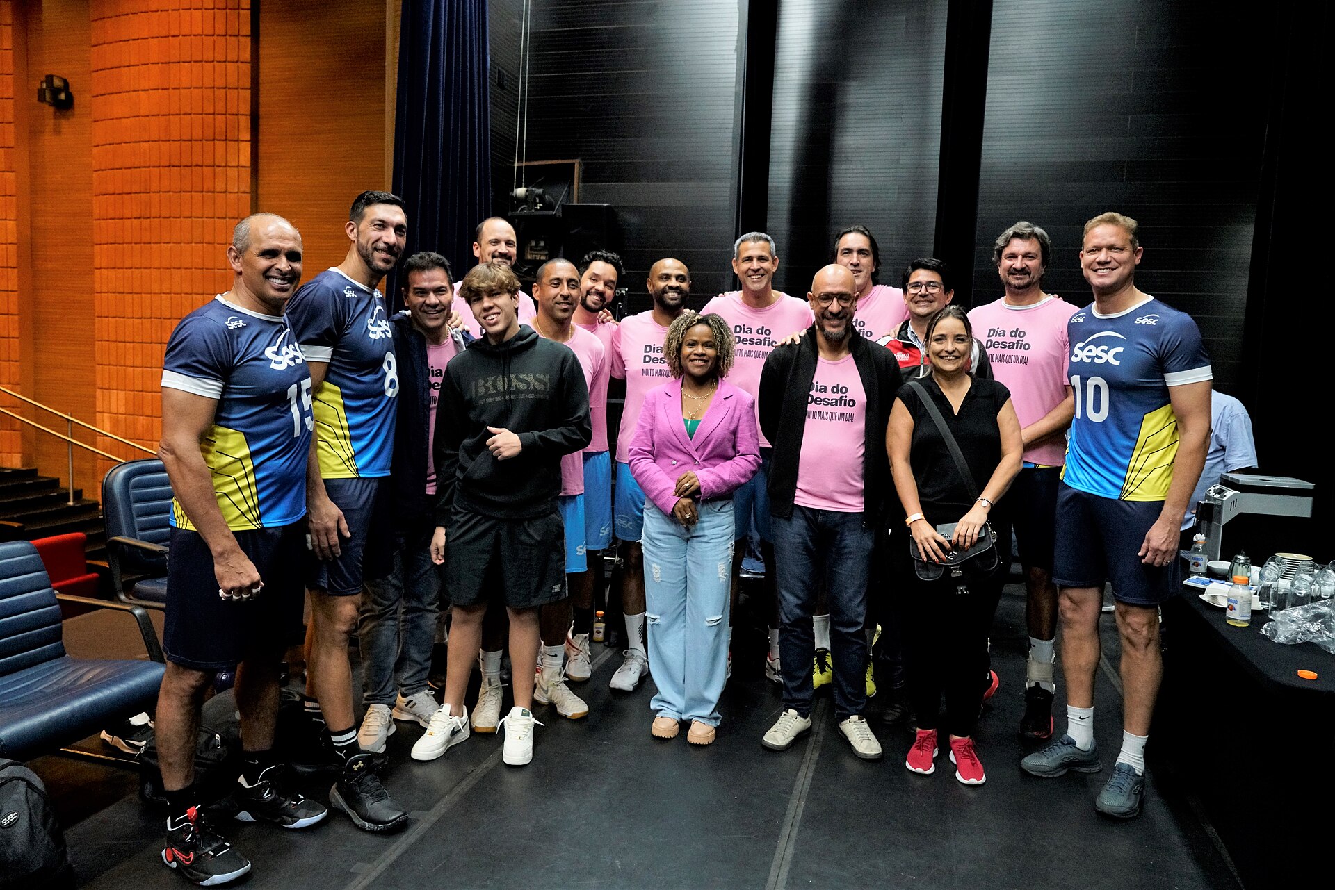 Dante com campeões olímpicos e organizadores no palco do Sesc